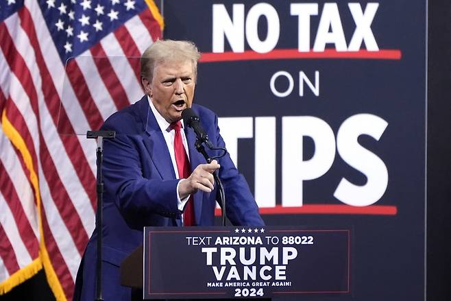 트럼프와 해리스 모두 팁에 대한 세금 면제를 공약으로 내세웠다./AF 연합뉴스