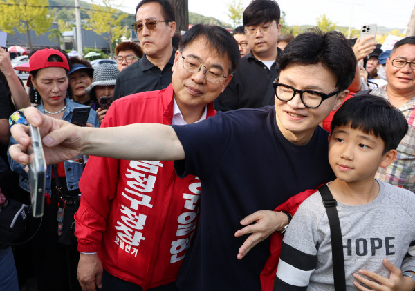 국민의힘 한동훈 대표가 지난 12일 오후 부산 금정구 거리 일대를 걸으며 윤일현 금정구청장 보궐선거 후보와 유세를 펼치고 있다. 연합뉴스