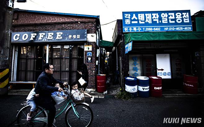 이따금 카메라를 메고 이곳을 찾는다는 김상영 작가는 “차가운 소재인 철제품들이 광선의 방향, 유무에 따라 다양한 모습으로 변신해 작가의 촬영 욕구를 북돋운다”면서 “원래 면과 선으로 구성된 도시의 모습과 그 속에서 살아가는 사람들의 일상을 찾아 작품화하려고 노력한다. 성수동이나 을지로 못지않게 낮과 밤의 모습이 확연히 다른 이곳도 작가들에게는 매력적인 곳”이라고 말했다.(김상영 作)