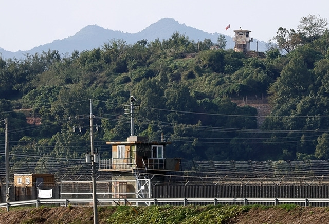 지난 9일 파주 접경지역에서 바라본 남북 초소. 연합뉴스