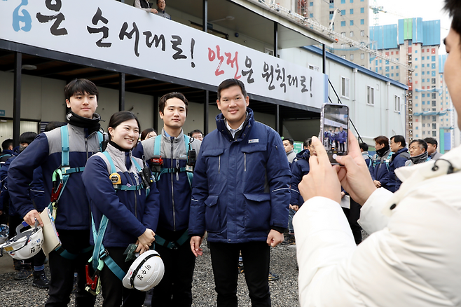 허윤홍 GS건설 대표가 올해 1월 시무식에 참석한 뒤 신입사원들과 사진을 찍는 모습. <GS건설>