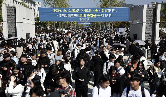 12일 연세대학교 2025학년도 수시모집 논술시험을 마친 수험생들이 고사장을 나서고 있다. (사진=연합뉴스)