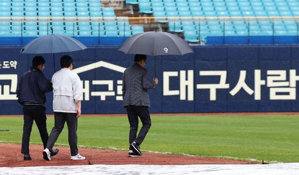 프로야구 플레이오프 2차전이 우천 취소됐다. 사진은 14일 경기를 앞두고 경기감독관들이 경기장을 둘러보는 모습. /사진=뉴시스