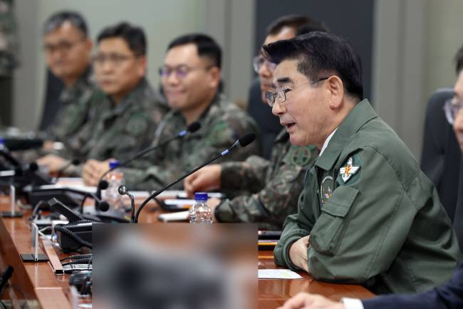 김용현 국방부 장관이 지난 4일 경기 용인시 지상작전사령부를 찾아 군사대비태세를 점검하고 있다.  연합뉴스