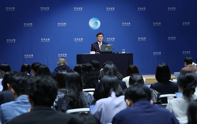 이창용 한국은행 총재가 11일 서울 중구 한국은행에서 금융통화위원회 기준금리 결정에 관한 기자간담회를 갖고 있다. 2024.10.11. 사진공동취재단