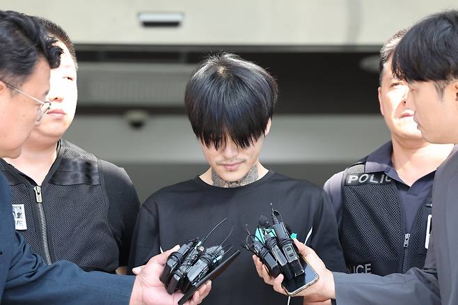 순천 묻지마 살해범 박대성(30)의 범행 내용이 담긴 보고서를 외부에 유출한 경찰관과 공무원의 신원이 파악됐다. 사진은 살인 혐의를 받는 박 씨가 4일 오전 전남 순천경찰서에서 검찰로 송치되고 있는 모습. [연합]
