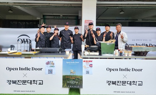 경북전문대학교 호텔외식과 학생들이 영주 중앙시장에서 팝업레스토랑운영후 기념사진을 찍고 있다