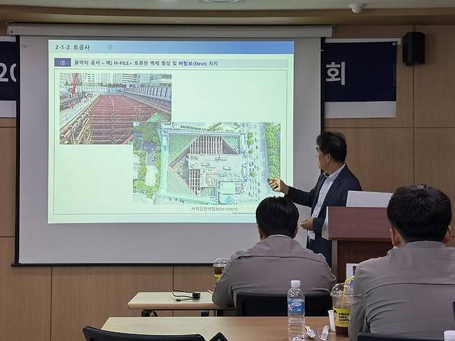 [서울=뉴시스] 현장안전진단컨설팅 업체 한경S&C의 복훈 대표가 반도건설 보건관리자들을 대상으로 보건직무교육을 진행하는 모습. 2024.10.14. (사진=반도건설 제공) photo@newsis.com *재판매 및 DB 금지