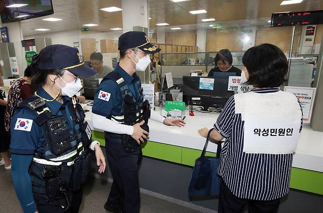 [광주=뉴시스] 지난 8월26일 광주 북구가 청사 통합민원실에서 북부경찰서 용봉지구대와 함께 폭언·폭행 등 악성민원인에 대한 모의훈련을 실시하는 모습. (사진 = 광주 북구 제공) 2024.08.26. photo@newsis.com *재판매 및 DB 금지