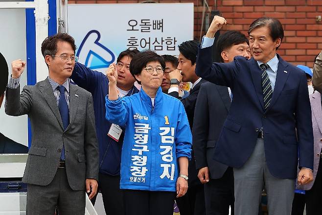 조국혁신당 조국 대표가 14일 부산 금정구 도시철도 장전역 장전역 앞에서 더불어민주당 김경지 금정구청장 후보 지지 유세를 하고 있다. 연합뉴스