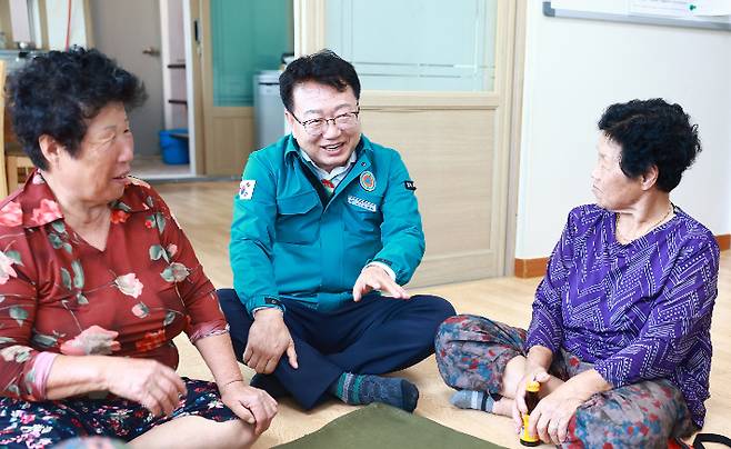 손병복 울진군수가 소통·공감의 날인 '군민 섬김데이'를 맞아 현장을 점검하고 있다. 울진군 제공