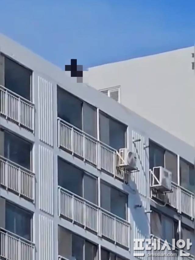 ▲옥상에 올라가 있는 여성ⓒ독자