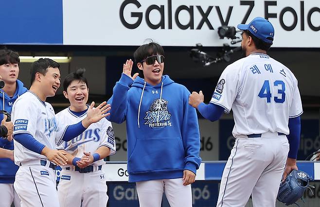 13일 대구 삼성라이온즈파크에서 열린 프로야구 '2024 신한 SOL 뱅크 KBO 포스트시즌' 플레이오프 1차전 LG 트윈스와 삼성 라이온즈의 경기, 삼성 선발 레예스가 7회초 2사 1,2루 상황에서 교체되며 원태인, 김헌곤의 축하를 받고 있다. 레예스는 이날 6.2이닝 4피안타 3실점(1자책)을 기록했다. 뉴스1