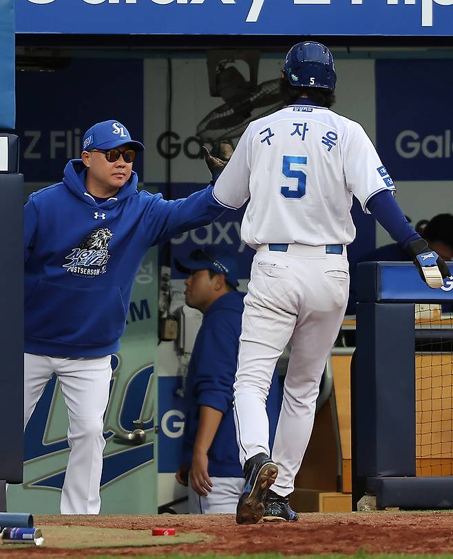 13일 대구 삼성라이온즈파크에서 열린 프로야구 '2024 신한 SOL 뱅크 KBO 포스트시즌' 플레이오프 1차전 LG 트윈스와 삼성 라이온즈의 경기, 삼성 박진만 감독이 8회말 2사 만루에서 LG 김대현의 폭투로 득점에 성공한 구자욱과 하이파이브를 하고 있다. 뉴스1