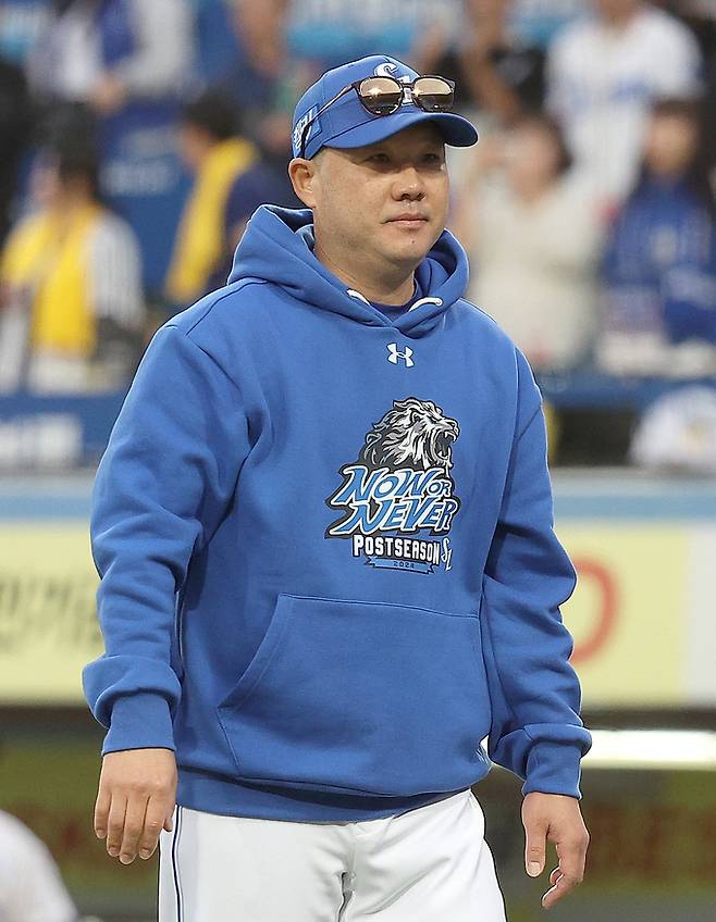 13일 대구 삼성라이온즈파크에서 열린 2024 프로야구 신한 SOL뱅크 KBO 포스트시즌 플레이오프 1차전 LG 트윈스와 삼성 라이온즈의 경기. 박진만 감독이 승리 후 더그아웃으로 돌아가고 있다. 연합뉴스