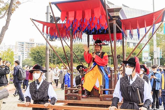 지난해 마포나루 새우젓축제에서 박강수 마포구청장이 사또 분장을 하고 행차 퍼레이드를 하고 있다.