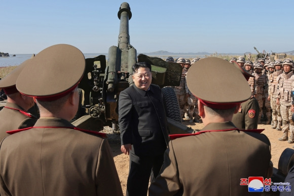 김정은, 포병학교 졸업생들 포실탄사격훈련 현지지도 - 김정은 북한 국무위원장이 한 달만에 포병학교를 다시 찾아 실탄사격훈련을 지도했다.김 위원장이 오진우 포병종합군관학교 제75기 졸업생들의 포실탄사격훈련을 현지지도했다고 조선중앙통신이 6일 보도했다. 2024.10.6  연합뉴스