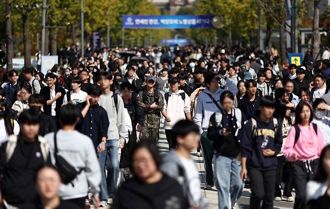 12일 연세대학교 2025학년도 수시모집 논술시험을 마친 수험생들이 고사장을 나서고 있다. ⓒ연합뉴스