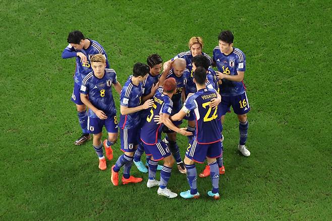 일본 축구대표팀 선수들이 2022 카타르 월드컵 16강전에서 크로아티아를 상대로 골을 넣은 뒤 함께 기뻐하고 있다. Getty Images코리아