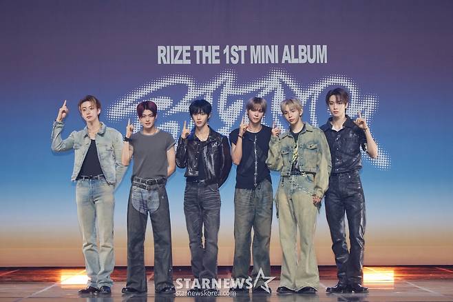 그룹 라이즈가 17일 오후 서울 용산구 한남동 블루스퀘어에서 진행된 첫 미니앨범 '라이징'(RISING) 프리미어 시사회에서 포즈를 취하고 있다. /사진제공=SM엔터테인먼트 2024.06.17 /사진=이동훈