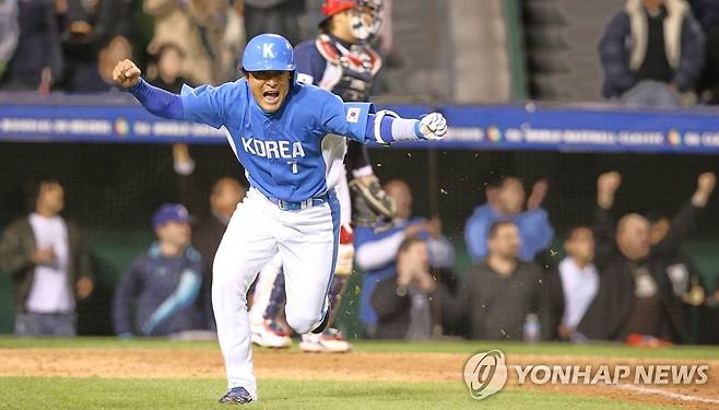 2006년 3월 열린 제1회 월드베이스볼클래식(WBC) 2라운드 일본과의 경기에서 후지카와 큐지를 상대로 결승 2타점 2루타를 때려냈던 이종범. 사진 연합뉴스