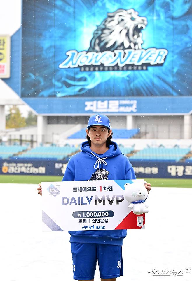 14일 오후 대구삼성라이온즈파크에서 열리는 '2024 신한 SOL Bank KBO 포스트시즌' LG 트윈스와 삼성 라이온즈의 플레이오프 2차전 경기, 경기 전 플레이오프 1차전 데일리 MVP를 수상한 삼성 구자욱이 포즈를 취하고 있다. 대구, 김한준 기자