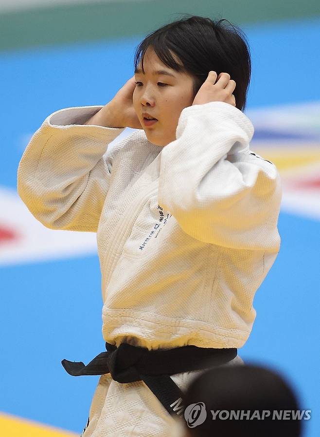 경기 마친 유도 허미오 (합천=연합뉴스) 김동민 기자 = 14일 경남 합천군 합천체육관에서 열린 제105회 전국체육대회 유도 여 일반부 -52㎏ 경기 종료 후 허미오(경북·흰 도복)가 인사하고 있다.      허미오는 2024 파리 하계올림픽 유도 은메달리스트 허미미의 여동생이다. 2024.10.14 image@yna.co.kr
