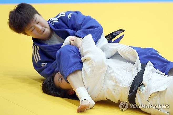 허미오 전국체전 유도 (합천=연합뉴스) 김동민 기자 = 14일 경남 합천군 합천체육관에서 열린 제105회 전국체육대회 유도 여 일반부 -52㎏ 경기 허미오(경북·흰 도복)와 양서우(전남)가 경기를 펼치고 있다.      허미오는 2024 파리 하계올림픽 유도 은메달리스트 허미미의 여동생이다. 2024.10.14 image@yna.co.kr
