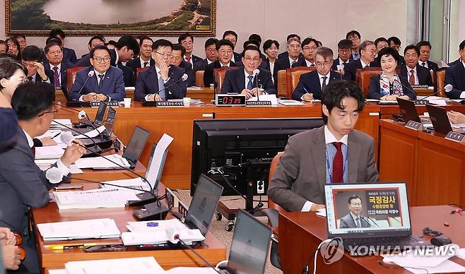 의원 질의에 답변하는 노동진 수산업협동조합중앙회 회장 (서울=연합뉴스) 김주형 기자 = 14일 오전 열린 국회 농림축산식품해양수산위원회의 수산업협동조합중앙회, 해양환경공단, 해양수산과학기술진흥원 등의 국정감사에 출석한 노동진 수산업협동조합중앙회 회장(앞줄 오른쪽 세번째)이 의원 질의에 답변하고 있다. 2024.10.14 kjhpress@yna.co.kr