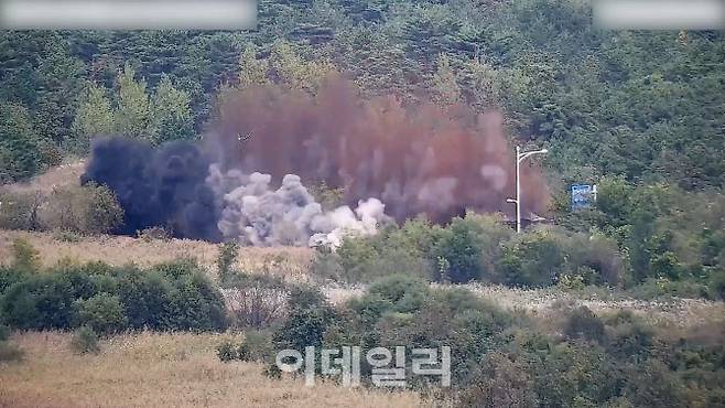 북한군이 15일 금강산으로 가는 남북 동해선 연결도로를 폭파하고 있다. (사진=합참 영상 캡처)