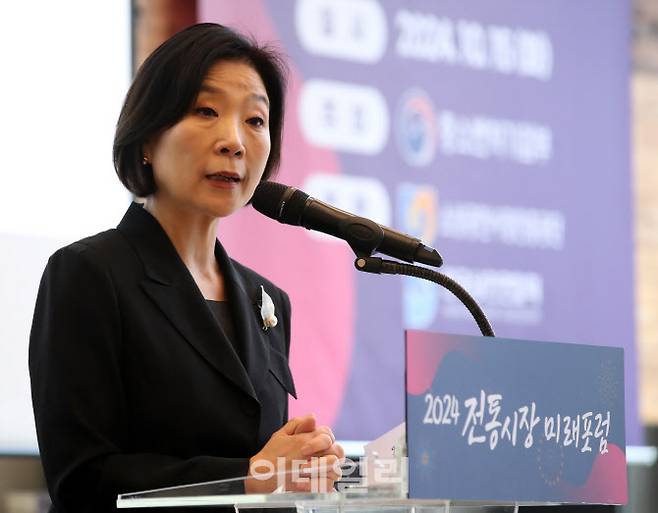 오영주 중소벤처기업부 장관이 15일 서울 명동 마실에서 열린 ‘2024 전통시장 미래포럼’에서 개회사를 하고 있다(사진= 김태형기자)