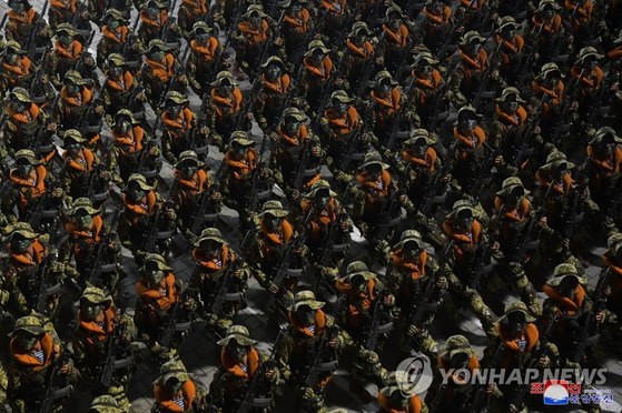 열병하는 북한군 〈사진=조선중앙통신·연합뉴스〉