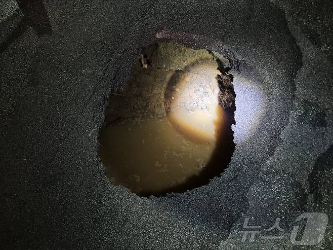 광주 광산구서 폭 2m, 깊이 2.5m 싱크홀…피해 없어