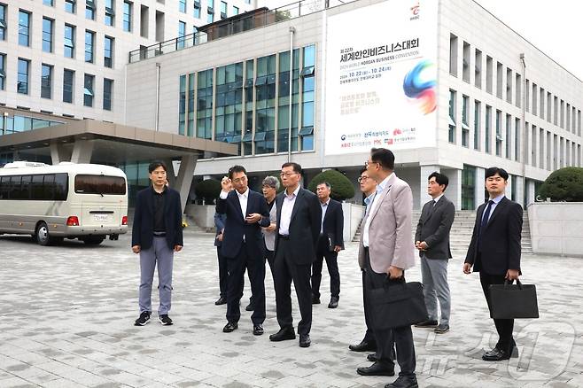 최종문 전북경찰청장이 '세계한인비즈니스대회'가 개최되는 전북대학교를 찾아 현장 안전 점검 나섰다.(전북경찰청 제공)2024.10.15/뉴스1