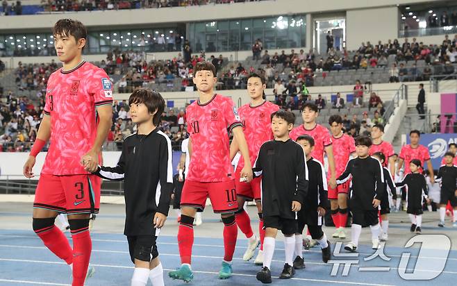 15일 오후 경기 용인시 처인구 용인미르스타디움에서 열린 2026 국제축구연맹(FIFA) 북중미 월드컵 아시아 3차 예선 B조 4차전 대한민국과 이라크의 경기, 대한민국 선수단이 그라운드에 입장하고 있다. 2024.10.15/뉴스1 ⓒ News1 김영운 기자