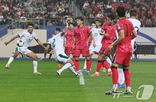 15일 오후 경기 용인시 처인구 용인미르스타디움에서 열린 2026 국제축구연맹(FIFA) 북중미 월드컵 아시아 3차 예선 B조 4차전 대한민국과 이라크의 경기에서 대한민국의 오세훈이 전반전 선제골을 넣고 있다. 2024.10.15/뉴스1 ⓒ News1 구윤성 기자