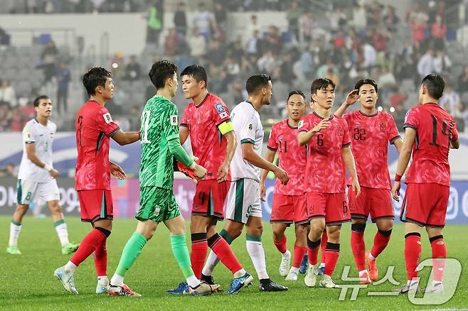 15일 오후 경기 용인시 처인구 용인미르스타디움에서 열린 2026 국제축구연맹(FIFA) 북중미 월드컵 아시아 3차 예선 B조 4차전 대한민국과 이라크의 경기에서 3대2로 승리를 거둔 대한민국 축구 국가대표팀 선수들이 기쁨을 나누고 있다. 2024.10.15/뉴스1 ⓒ News1 민경석 기자