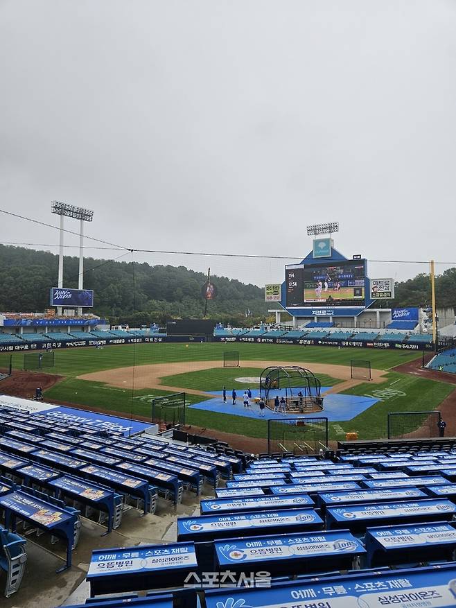 삼성 선수들이 15일 대구삼성라이온즈파크에서 열린 2024 KBO 플레이오프 2차전 LG와 경기에 앞서 훈련하고 있다. 대구 | 김동영 기자 raining99@sportsseoul.com