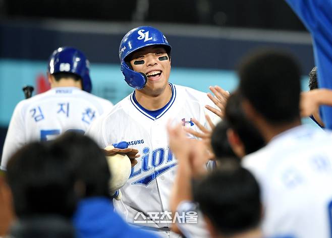 삼성 김영웅이 15일 대구삼성라이온즈파크에서 열린 2024 KBO 플레이오프 2차전 LG와 경기에서 2회말 LG 손주영을 상대로 솔로포를 때린 후 기뻐하고 있다. 대구 | 박진업 기자 upandup@sportsseoul.com