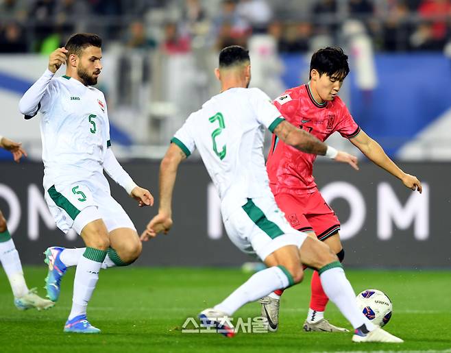 배준호가 15일 용인 미르스타디움에서 열린 2026 FIFA 북중미 월드컵 아시아 3차 예선 이라크와 경기에서 드리블을 하고 있다.  2024. 10. 15. 용인 | 최승섭기자 thunder@sportsseoul.com