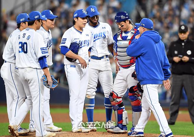 삼성 박진만 감독(오른쪽)이 15일 대구삼성라이온즈파크에서 열린 2024 KBO 플레이오프 2차전 LG와 경기 7회초 2사 1,2루에서 직접 마운드를 방문해 원태인을 비롯한 선수들과 얘기를 나누고 있다. 대구 | 박진업 기자 upandup@sportsseoul.com