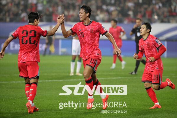 오세훈이 15일 용인미르스타디움에서 치러진 이라크와의 2026 국제축구연맹(FIFA) 북중미 월드컵 아시아 지역 3차 예선 B조 4차전에서 득점 후 세리머니 중이다. 사진┃게티이미지코리아