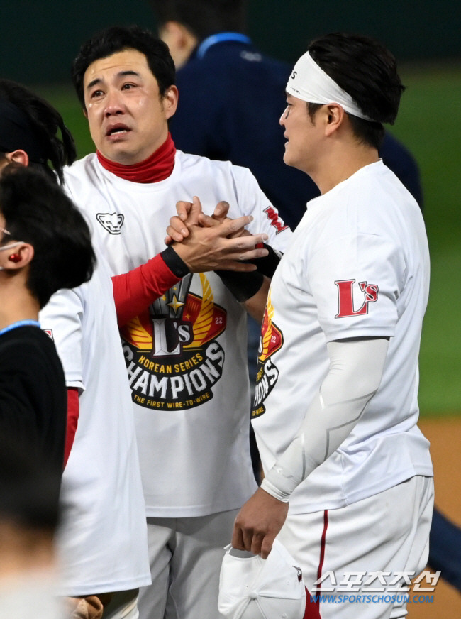 2022년 한국시리즈 우승 후 추신수와 뜨거운 눈물을 흘리고 있다. 스포츠조선DB