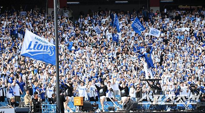 13일 대구삼성라이온즈파크에서 열린 플레이오프 1차전 LG와 삼성의 경기, 3루 관중석의 삼성 팬들이 응원전을 펼치고 있다. 대구=허상욱 기자 wook@sportschosun.com/2024.10.13/