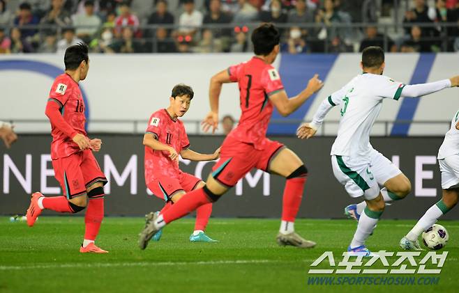 2026 FIFA 북중미월드컵 아시아 지역 3차 예선 B조 4차전 대한민국과 이라크의 경기가 용인미르스타디움에서 열렸다. 이재성이 패스를 시도하고 있다. 용인=박재만 기자 pjm@sportschosun.com/2024.10.15/