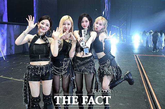 정규 1집 메가 히트에 이어 카리나(오른쪽에서 두 번째)의 솔로곡까지 기세를 올린 에스파는 오는 21일 미니 5집으로 컴백한다. 사진은 지난달 열린 '2024 더팩트 뮤직 어워즈'에서 대상 수상 후 관객들에게 인사하던 당시 모습. /이효균 기자