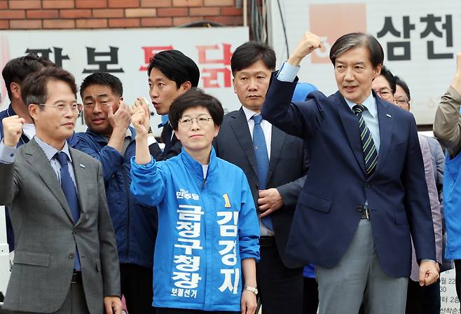 조국 조국혁신당 대표가 14일 부산 금정구 침례병원 인근에서 금정구청장 보궐선거 야권 단일후보인 더불어민주당 김경지 후보의 지지를 호소하고 있다. /뉴시스