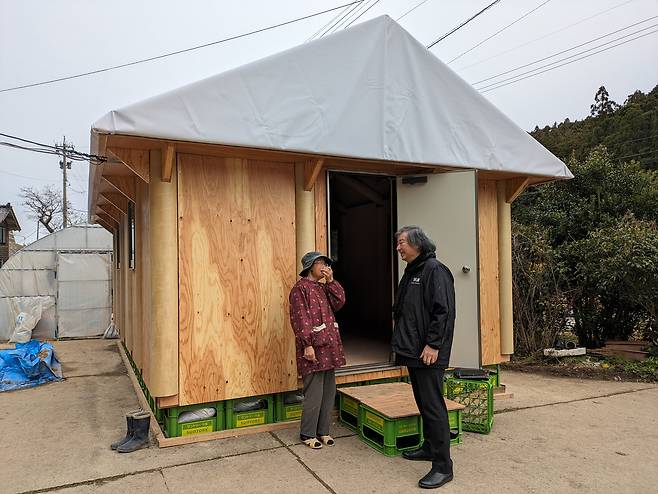 일본 건축가 반 시게루(오른쪽)가 지진 피해를 입은 이시카와현 노토반도에 종이와 목재 등으로 지은 임시 대피소. 지난 1월 노토반토에 진도 7.6의 강진이 발생해 300여명이 사망했다. 반 시게루는 세계 재난 현장을 다니며 종이와 목재 등으로 임시 대피소를 짓고 있다. /반 시게루