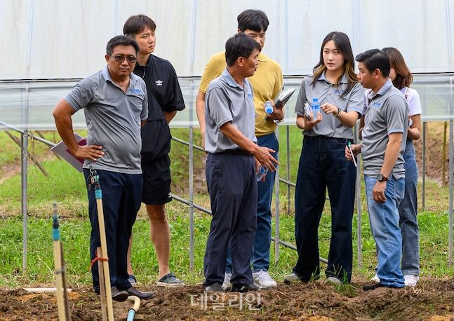 권도하 소장과 라오스 농업관계자들이 쪽파 사업 시범마을 현장을 둘러보고 상황 설명을 듣고 있다. ⓒ데일리안 배군득 기자