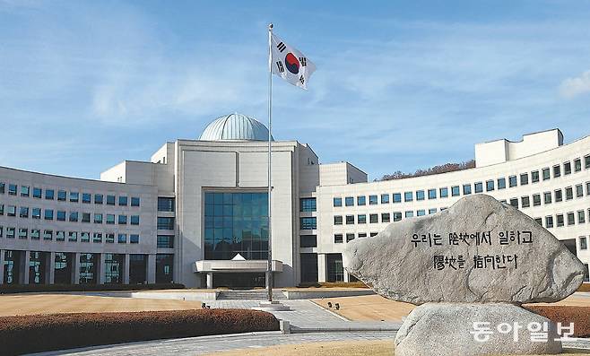 세계 각국은 자국의 이익을 위해 다양한 활동을 수행하는 정보기관을 운영하고 있다. 사진은 한국의 국가 정보기관인 국가정보원 전경. 국정원의 주요 임무 중 하나는 북한에 대한 정보 수집이다. 동아일보DB